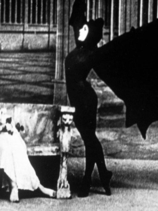Szene aus: "Die Vampire" - "Les Vampires": zehnteilige Stummfilm-Serie von Louis Feuillade, erschienen 1915. 