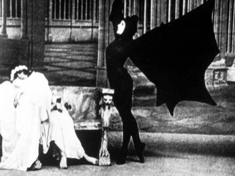 Szene aus: "Die Vampire" - "Les Vampires": zehnteilige Stummfilm-Serie von Louis Feuillade, erschienen 1915. 