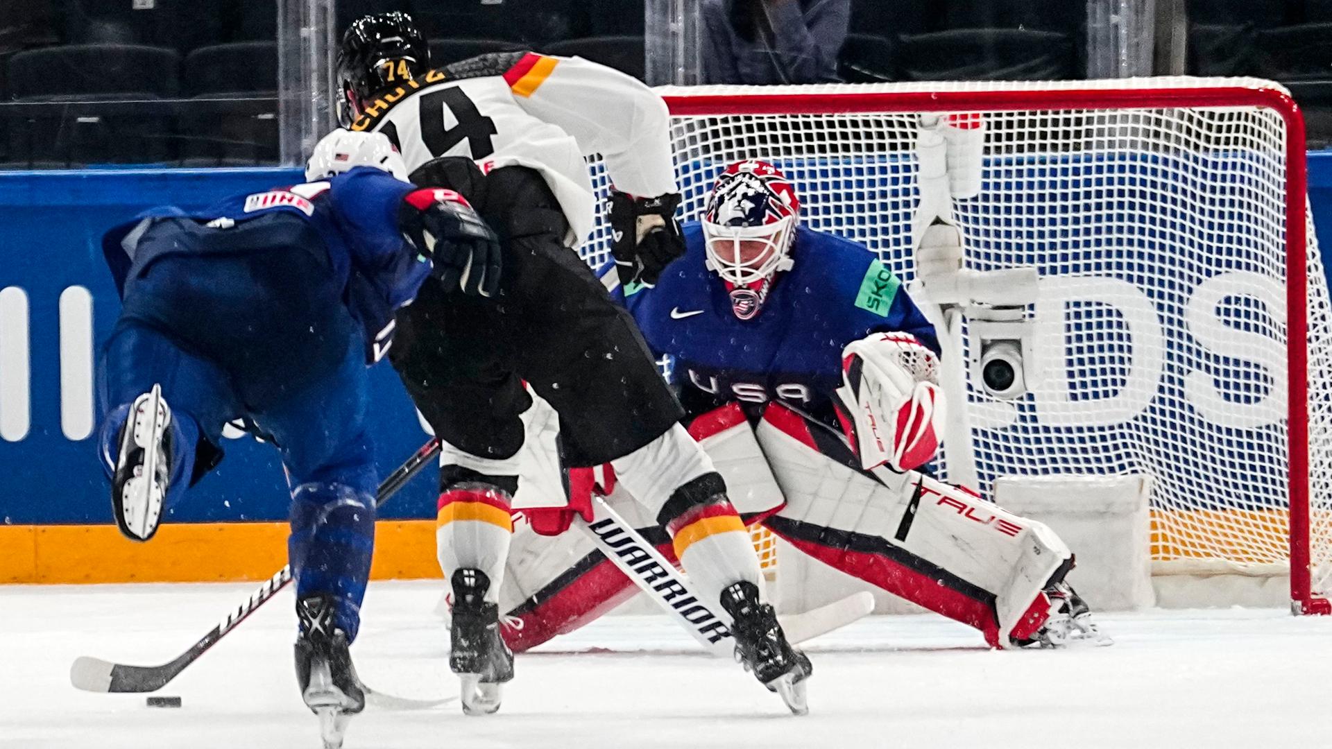 Finnland, Tampere: Eishockey: WM, Deutschland - USA, Vorrunde, Gruppe A, Gruppenspielrunde in der Nokia Arena: Justin Schütz (M) aus Deutschland trifft zum 2:1.