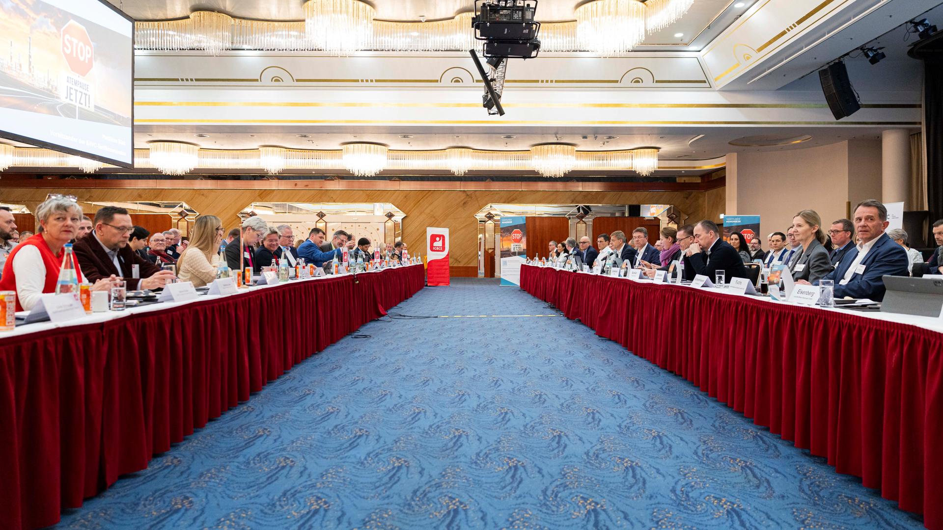 Langenhagen: Die Delegationen der Industriegewerkschaft Bergbau, Chemie, Energie (l, IGBCE) und vom Bundesarbeitgeberverband Chemie (r, BAVC) sitzen sich zu Beginn der Tarifrunde der Chemie- und Pharmaindustrie gegenüber.