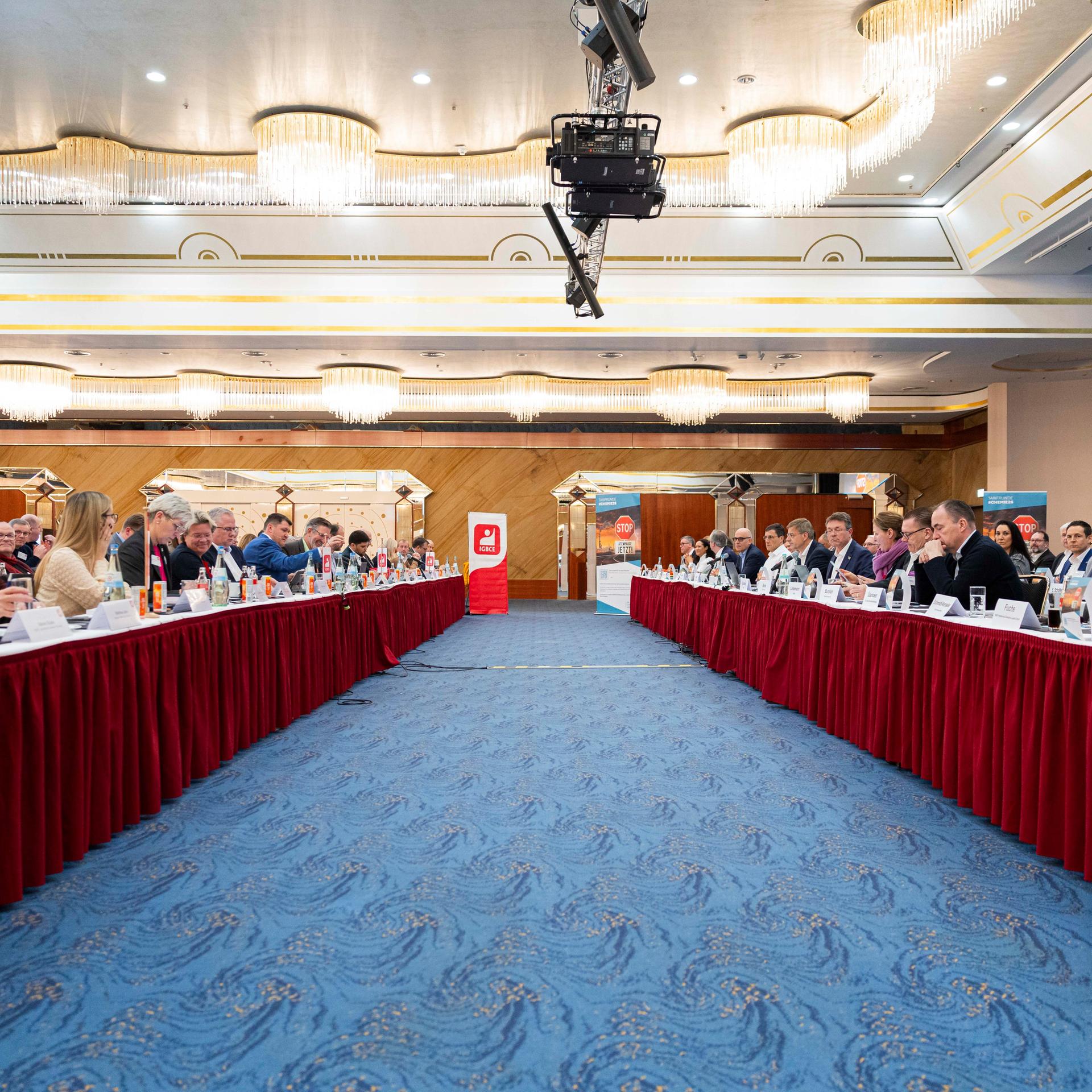 Langenhagen: Die Delegationen der Industriegewerkschaft Bergbau, Chemie, Energie (l, IGBCE) und vom Bundesarbeitgeberverband Chemie (r, BAVC) sitzen sich zu Beginn der Tarifrunde der Chemie- und Pharmaindustrie gegenüber.