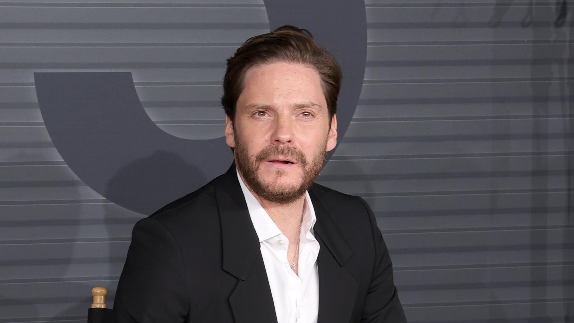 Daniel Brühl schaut leicht an der Kamera vorbei.