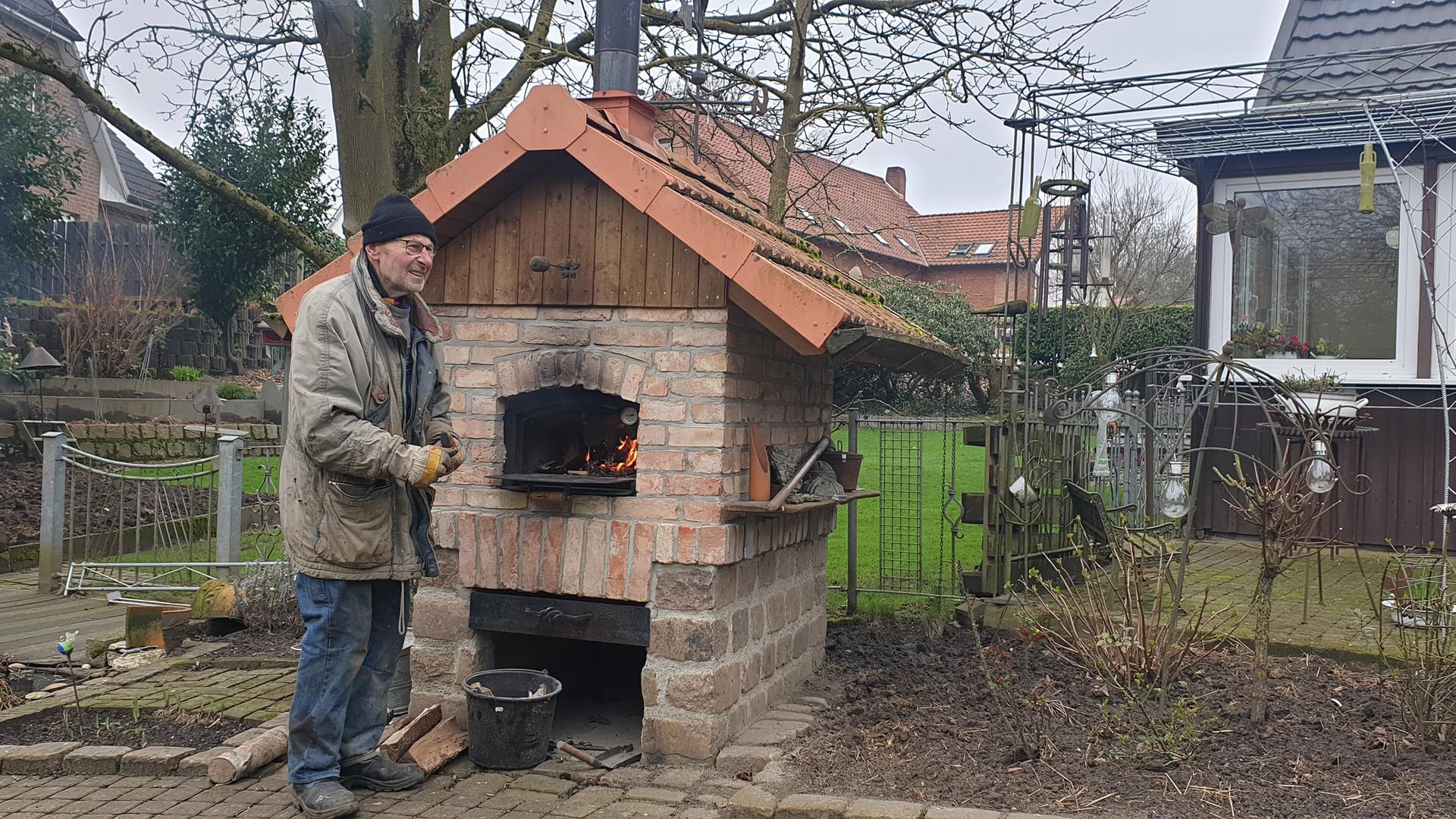 Nachbar Dieter vor dem Ofen im Garten für “Backen ohne Strom”.