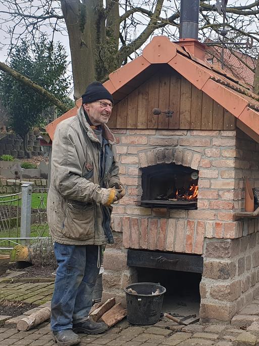 Nachbar Dieter vor dem Ofen im Garten für “Backen ohne Strom”.