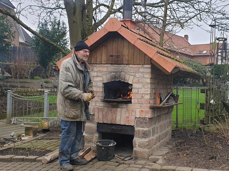 Nachbar Dieter vor dem Ofen im Garten für “Backen ohne Strom”.