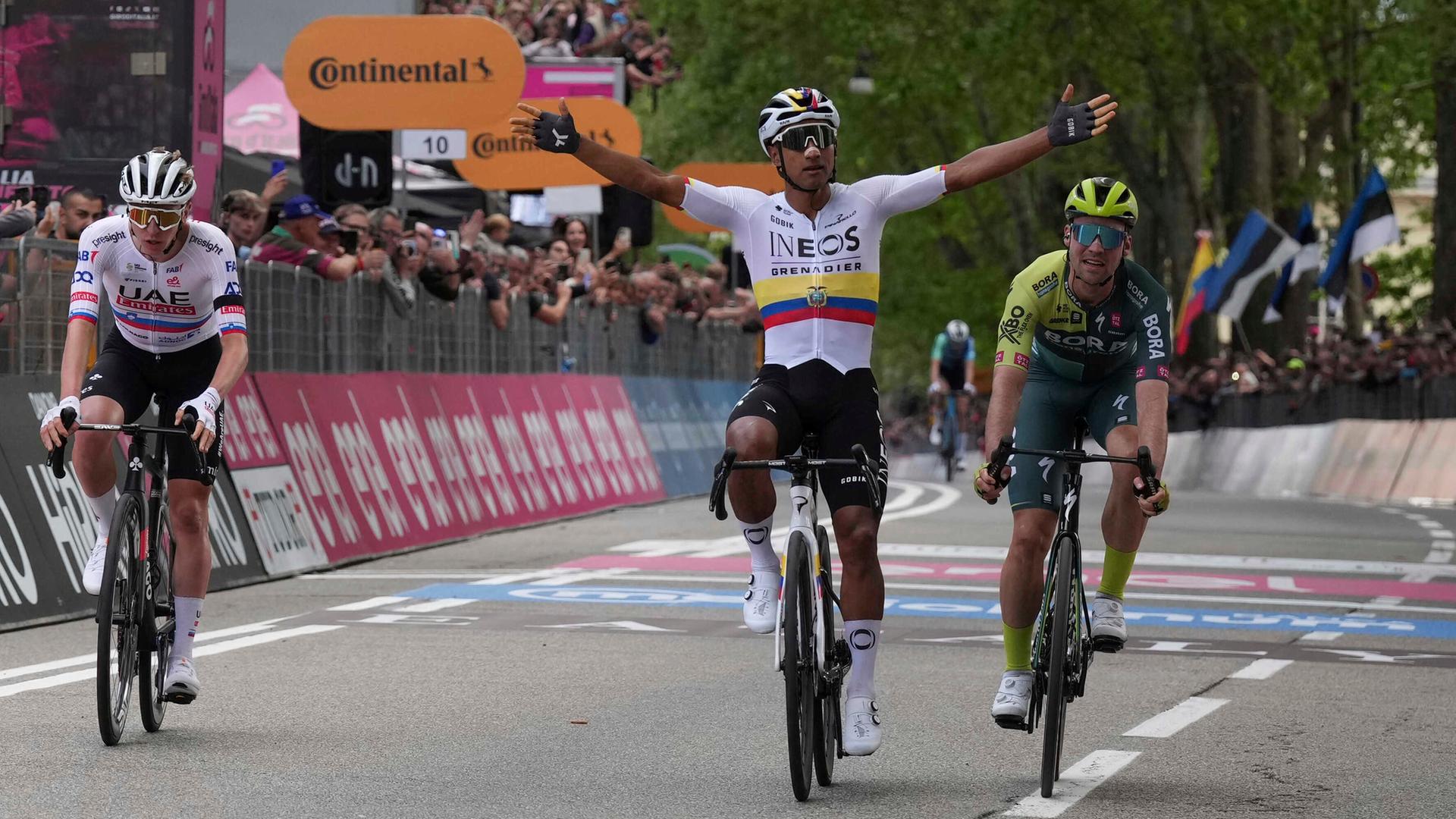 Jhonatan Narvaez aus Ecuador feiert seinen Sieg auf der 1. Etappe des Giro d'Italia von Venaria Reale nach Turin vor Maximilian Schachmann aus Deutschland und Tadej Pogacar. Jhonatan Narvaez aus Ecuador feiert seinen Sieg auf der 1. Etappe des Giro d'Italia von Venaria Reale nach Turin vor Maximilian Schachmann aus Deutschland und Tadej Pogacar.