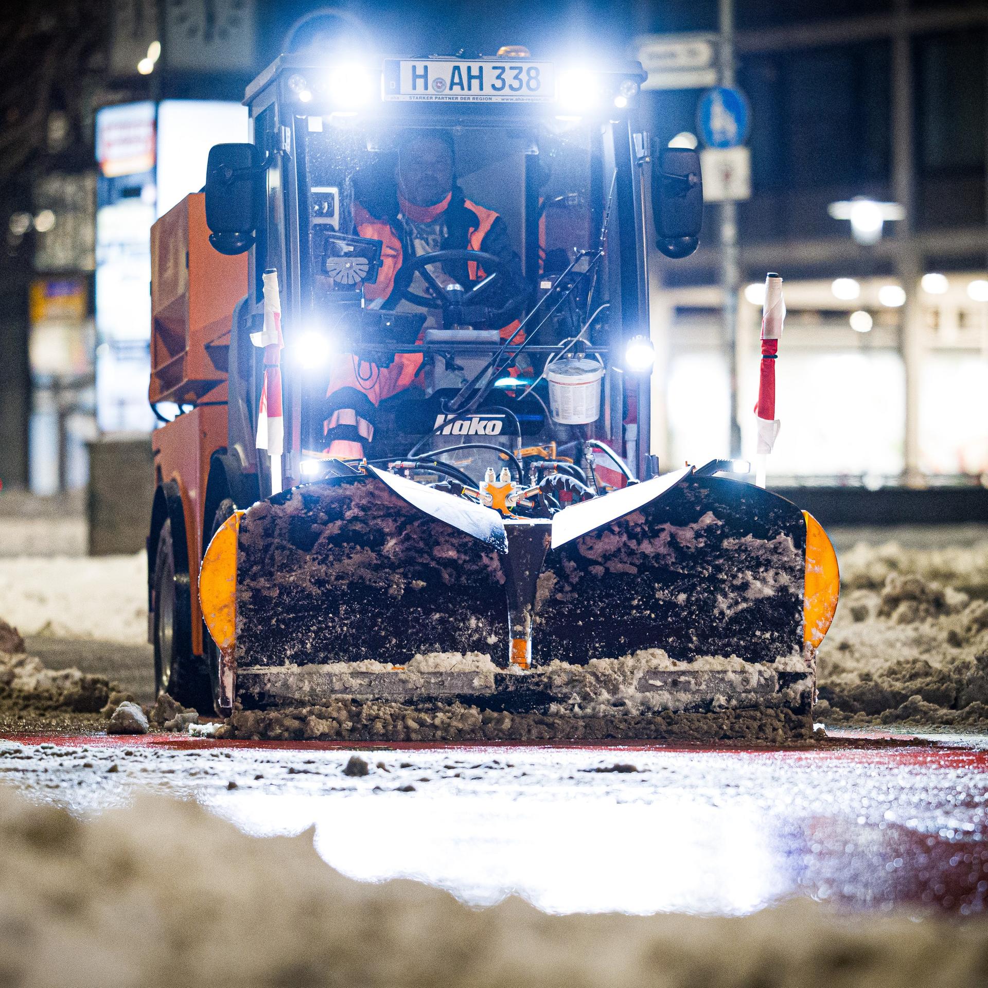 Ein Räumfahrzeug ist am frühen Morgen auf einer Straße im Zentrum von Niedersachsens Landeshauptstadt Hannover im Einsatz. 