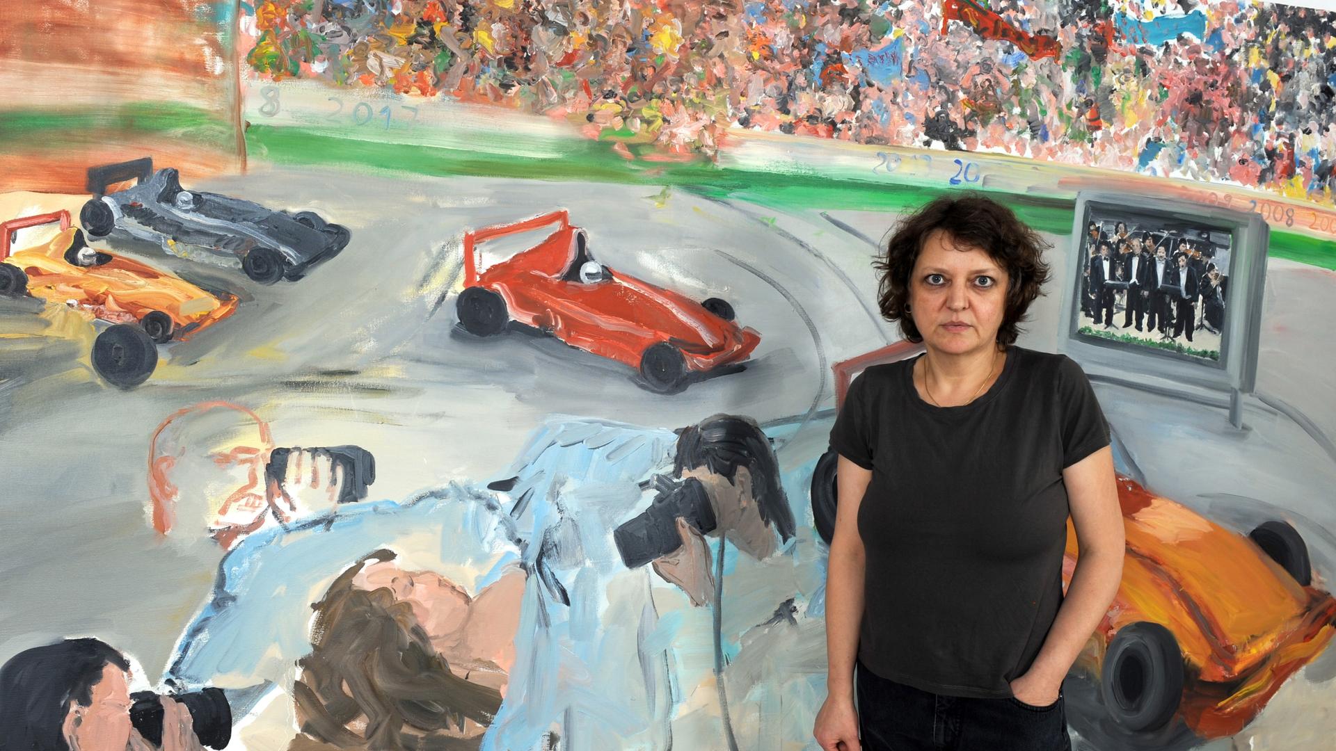 Die Künstlerin Cordula Güdemann steht im Jahr 2008 in ihrem Atelier in Stuttgart vor einem großformatigen Bild mit Rennautos darauf Die Künstlerin Cordula Güdemann steht im Jahr 2008 in ihrem Atelier in Stuttgart vor einem großformatigen Bild mit Rennautos darauf
