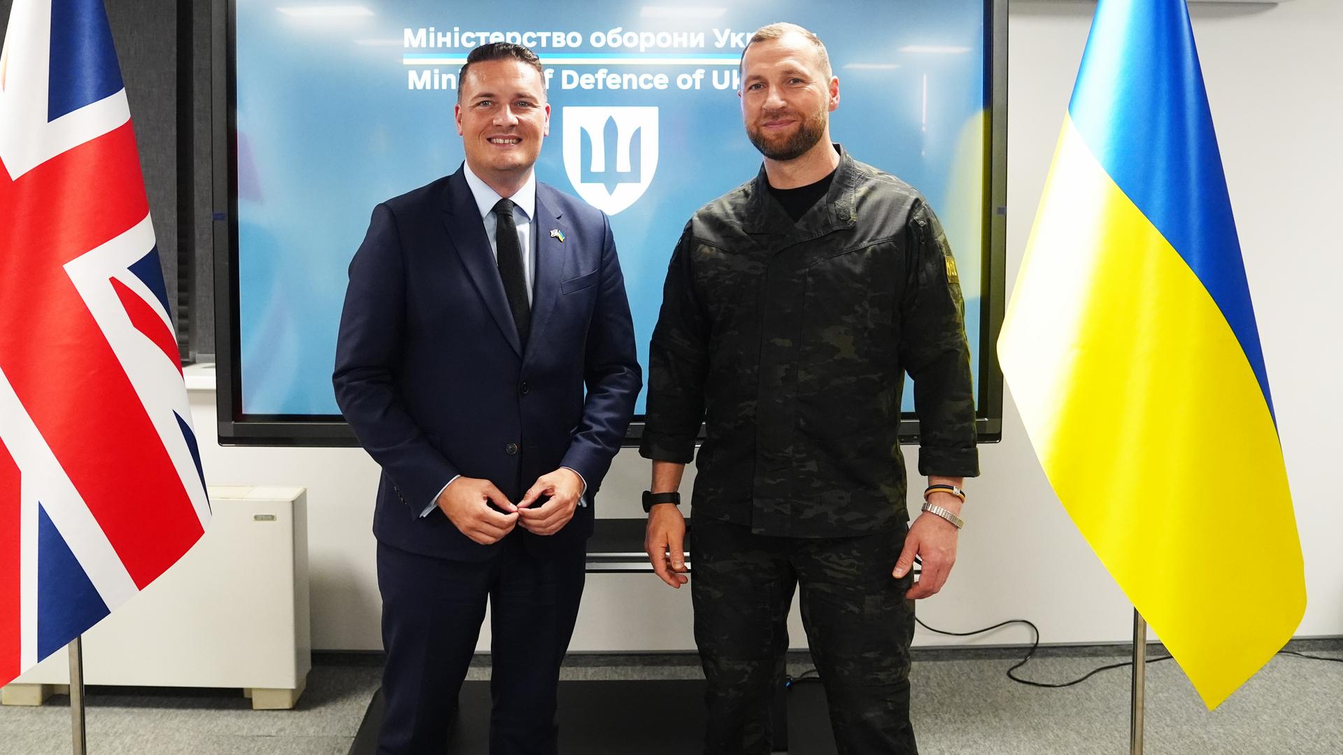 Der britische Verteidigungsminister Wes Streeting (l) und der damals noch geschäftsführende Verteidigungsminister Jewhenij Chmara posieren vor einem Treffen. Der britische Verteidigungsminister Wes Streeting (l) und der damals noch geschäftsführende Verteidigungsminister Jewhenij Chmara posieren vor einem Treffen.