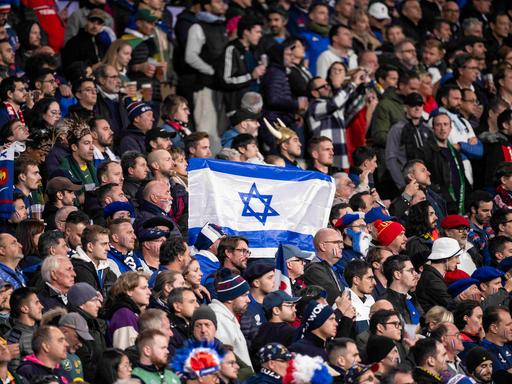 Ein Fan hält bei einem Spiel der Rugby-WM in Frankreich eine Israel-Fahne.