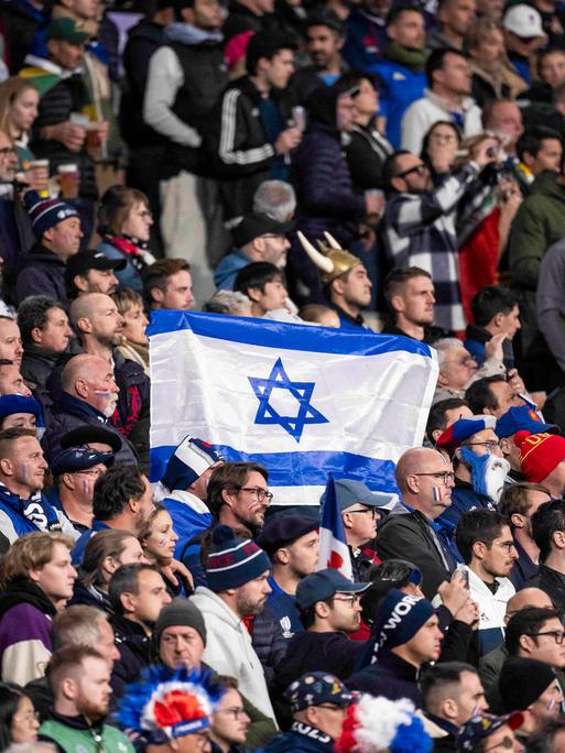 Ein Fan hält bei einem Spiel der Rugby-WM in Frankreich eine Israel-Fahne.