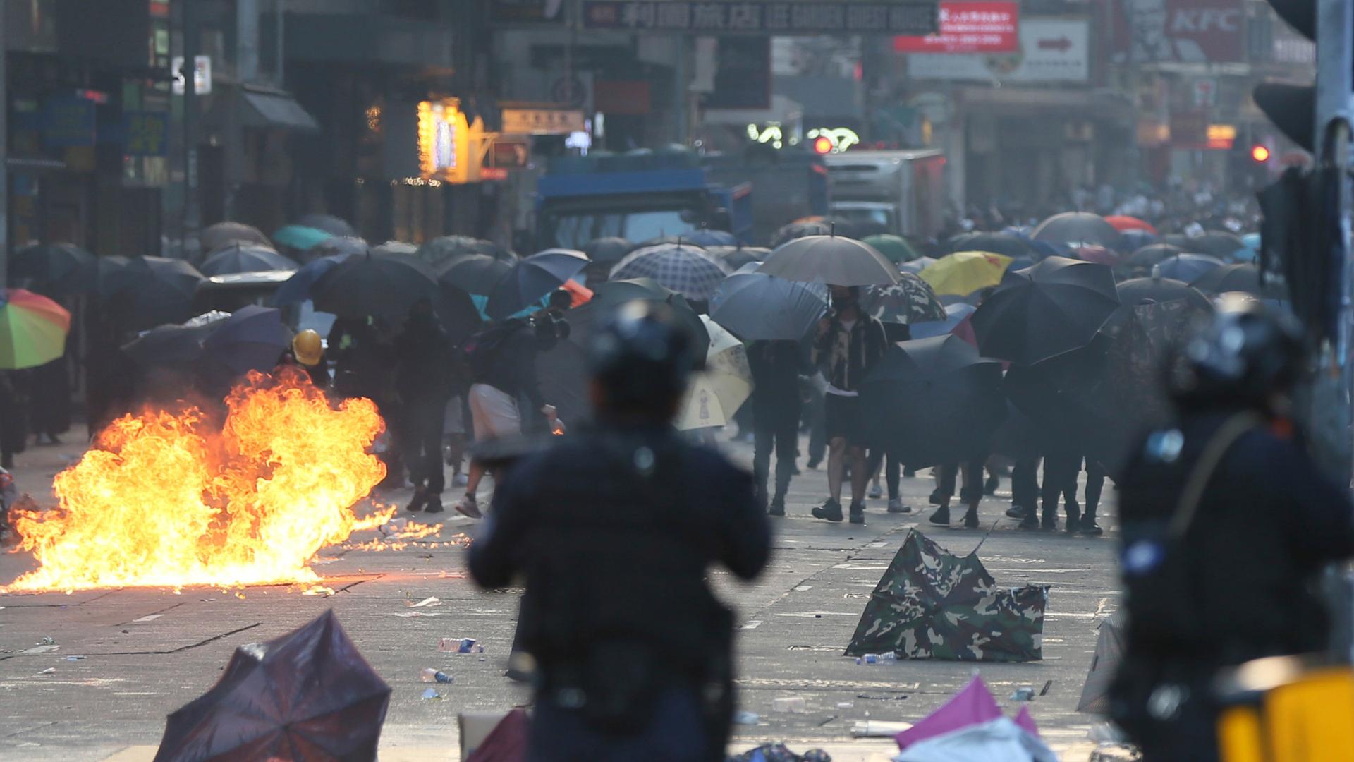 Demonstrationen gegen die Regierungspolitik Pekings: Die Polizei setzt nahe der Polytechnischen Universität in Hongkong im Nov. 2019 Tränengas und Gummigeschosse ein und verhaftet mehr als 50 Studenten, die sich auf dem Campus verbarrikadiert haben.