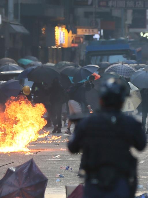 Demonstrationen gegen die Regierungspolitik Pekings: Die Polizei setzt nahe der Polytechnischen Universität in Hongkong im Nov. 2019 Tränengas und Gummigeschosse ein und verhaftet mehr als 50 Studenten, die sich auf dem Campus verbarrikadiert haben.