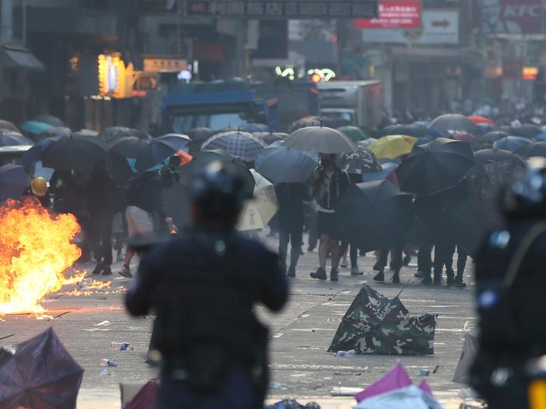 Demonstrationen gegen die Regierungspolitik Pekings: Die Polizei setzt nahe der Polytechnischen Universität in Hongkong im Nov. 2019 Tränengas und Gummigeschosse ein und verhaftet mehr als 50 Studenten, die sich auf dem Campus verbarrikadiert haben.