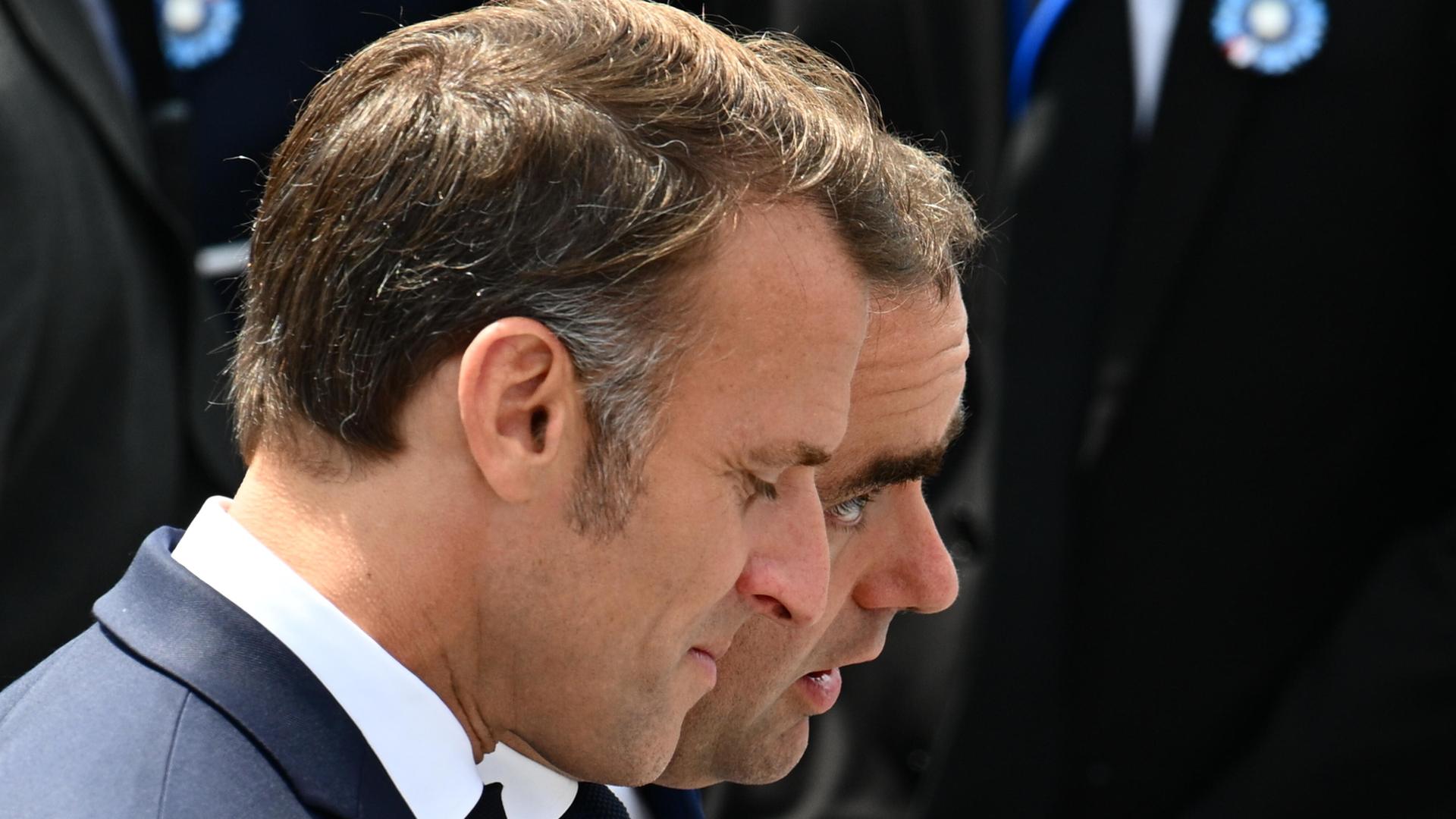 Die Köpfe von Emmanuel Macron und Sébastien Lecornu sind am 14. Juli 2025 bei einem Bad in der Menge auf den Champs-Élysées in Paris nebeneinader zu sehen.
