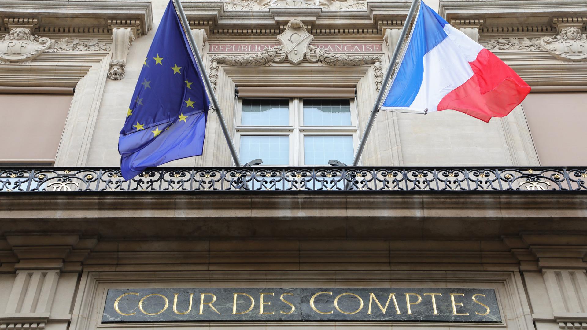 Die Flagge der Europäischen Union und die französische Nationalflagge flattern an der Fassade des Gebäudes des Rechnungshofs in Paris.