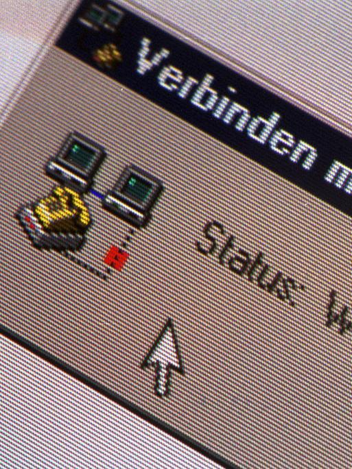 Die Älteren erinnern sich: Das Einwahlsymbol des Modems ploppte auf, wenn man sich mit dem Internet verband. Zu sehen sind zwei Bildschirme, zwischen denen ein gestricheltes Kabel-Symbol und ein Telefon stehen. 