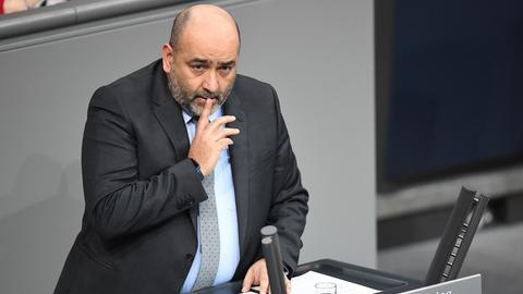 Berlin: Omid Nouripour, Bundesvorsitzender von Bündnis90/Die Grünen, spricht bei der Sitzung des Bundestags zu den Folgen aus dem Tod des russischen Oppositionspolitikers Nawalny.