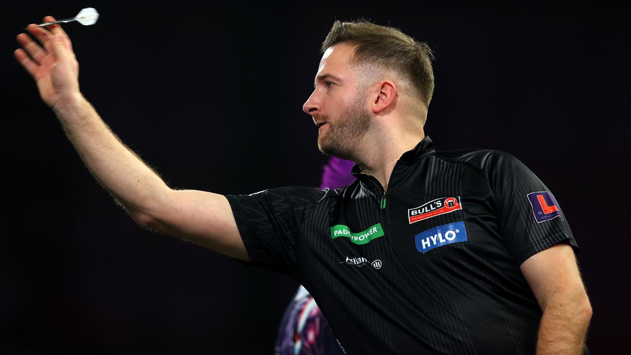 Arno Merk wirft einen Pfeil.