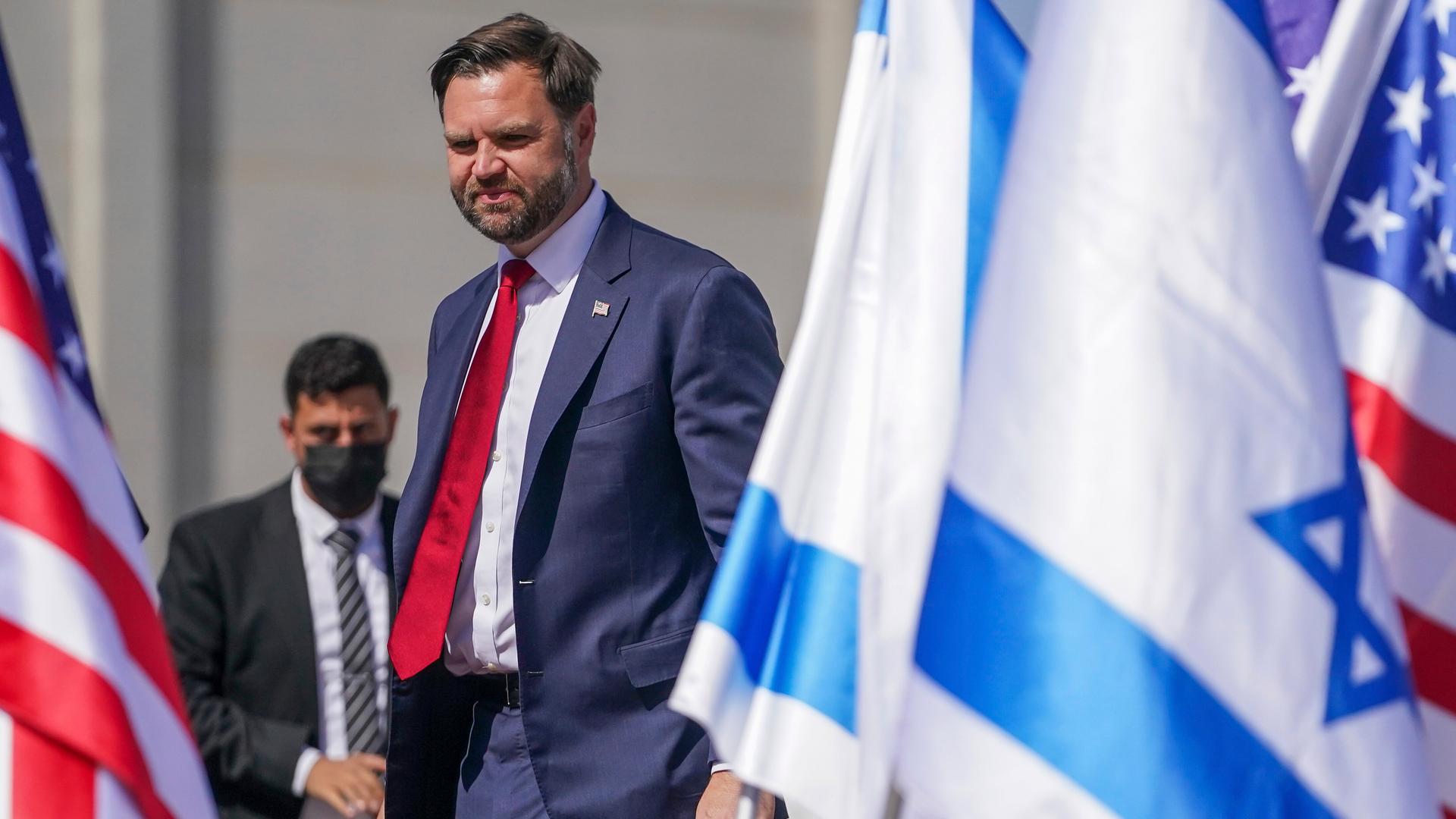 Das Bild zeigt den US-Vizepräsidenten JD Vance beim Eintreffen auf dem Flughafen Ben Gurion in Tel Aviv. Das Bild zeigt den US-Vizepräsidenten JD Vance beim Eintreffen auf dem Flughafen Ben Gurion in Tel Aviv.