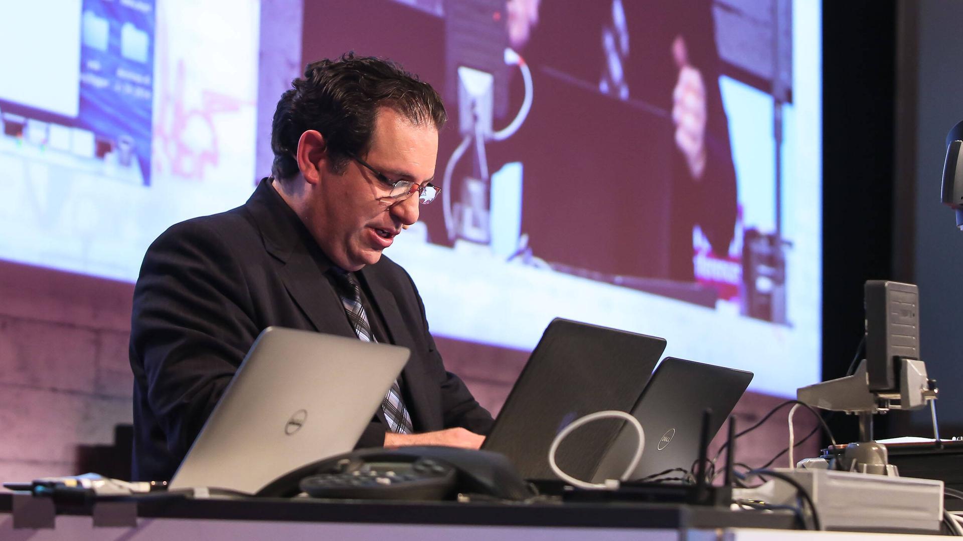 Kevin Mitnick führt 2015 auf der Computermesse CeBIT in Hannover vor, wie man einen Hackerangriff macht.