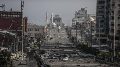 Eine nach Bombardierungen zerstörte Straße in Gaza.