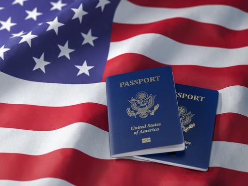 Ein US-Pass auf der Flagge der Vereinigten Staaten