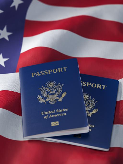 Ein US-Pass auf der Flagge der Vereinigten Staaten