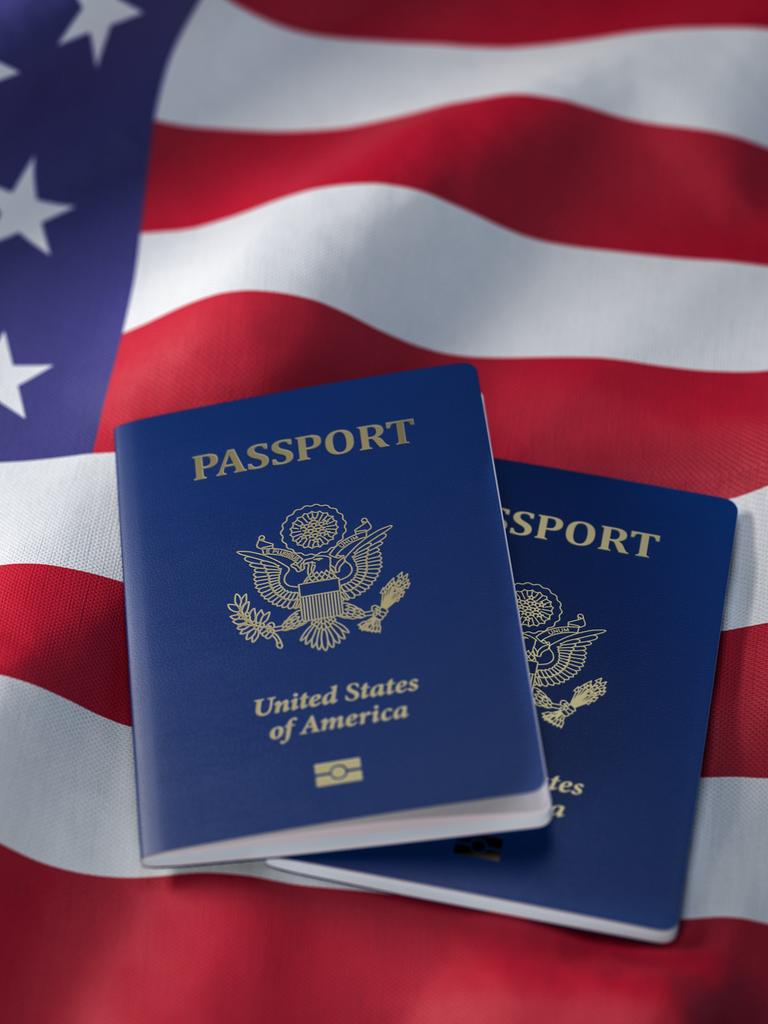Ein US-Pass auf der Flagge der Vereinigten Staaten