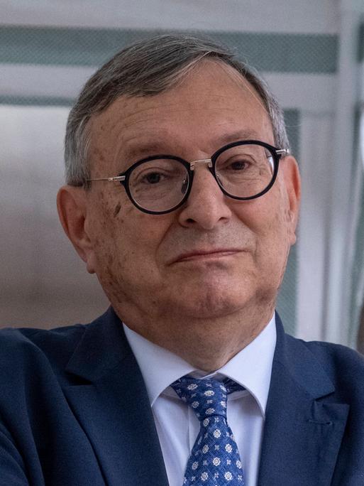 Abraham Lehrer steht neben einem Fenster und schaut in die Kamera
