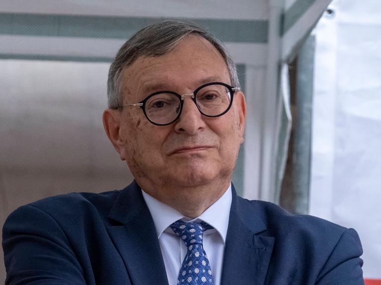 Abraham Lehrer steht neben einem Fenster und schaut in die Kamera
