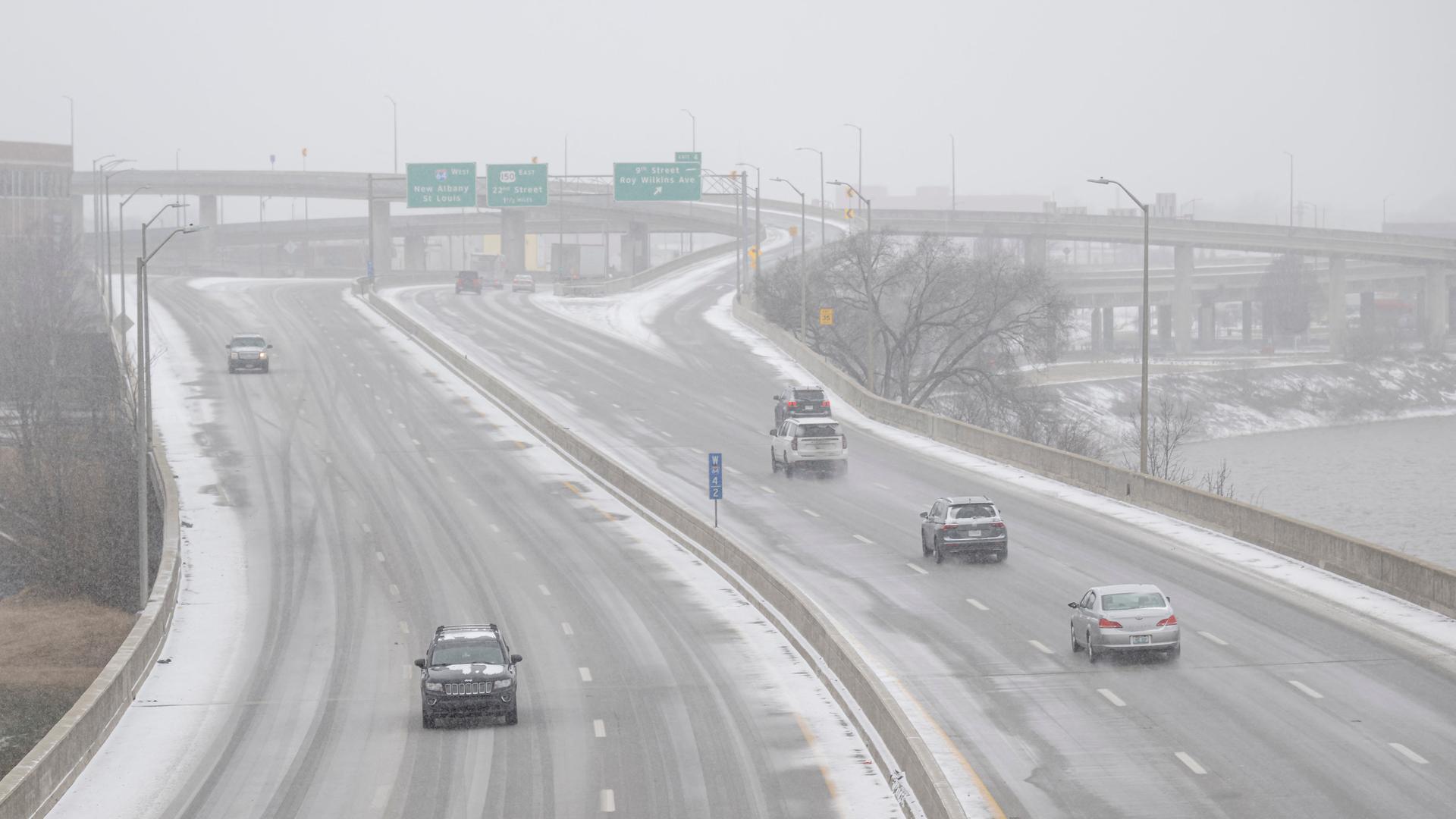 Fahrzeuge auf einer vereisten Interstate Straße in der Nähe von Lousville, Kentucky