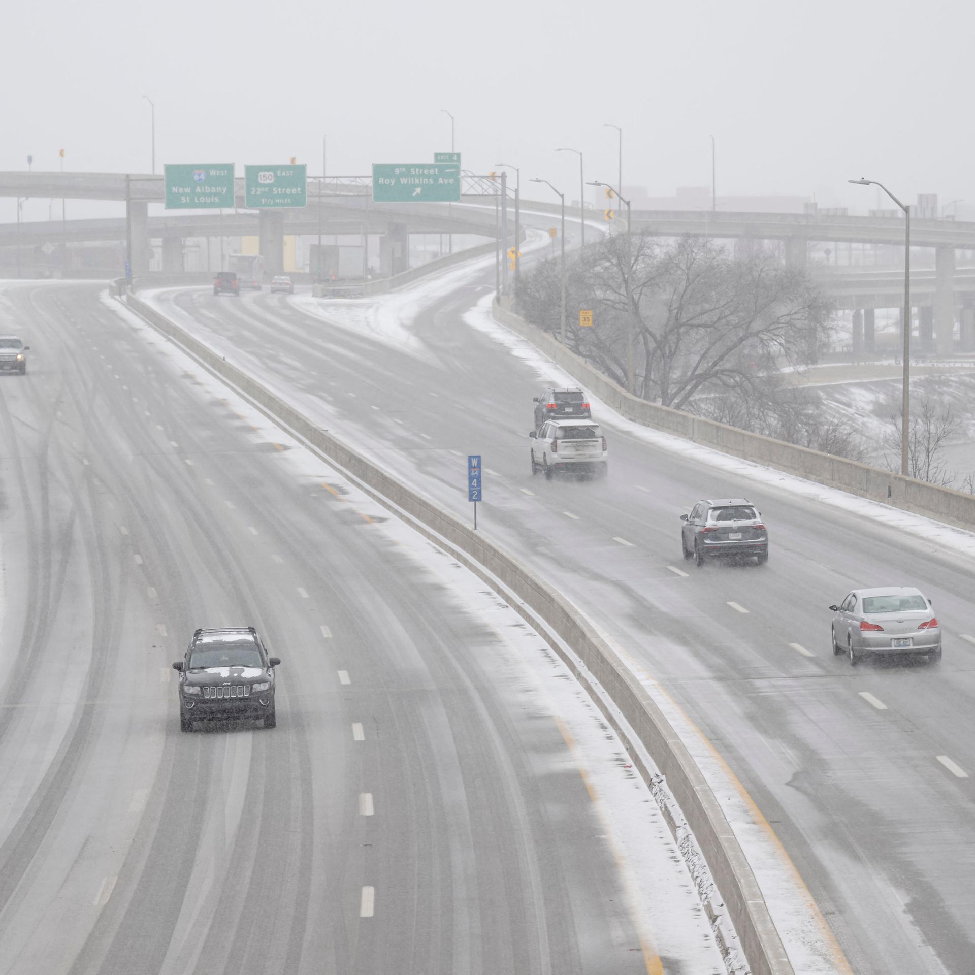 Fahrzeuge auf einer vereisten Interstate Straße in der Nähe von Lousville, Kentucky