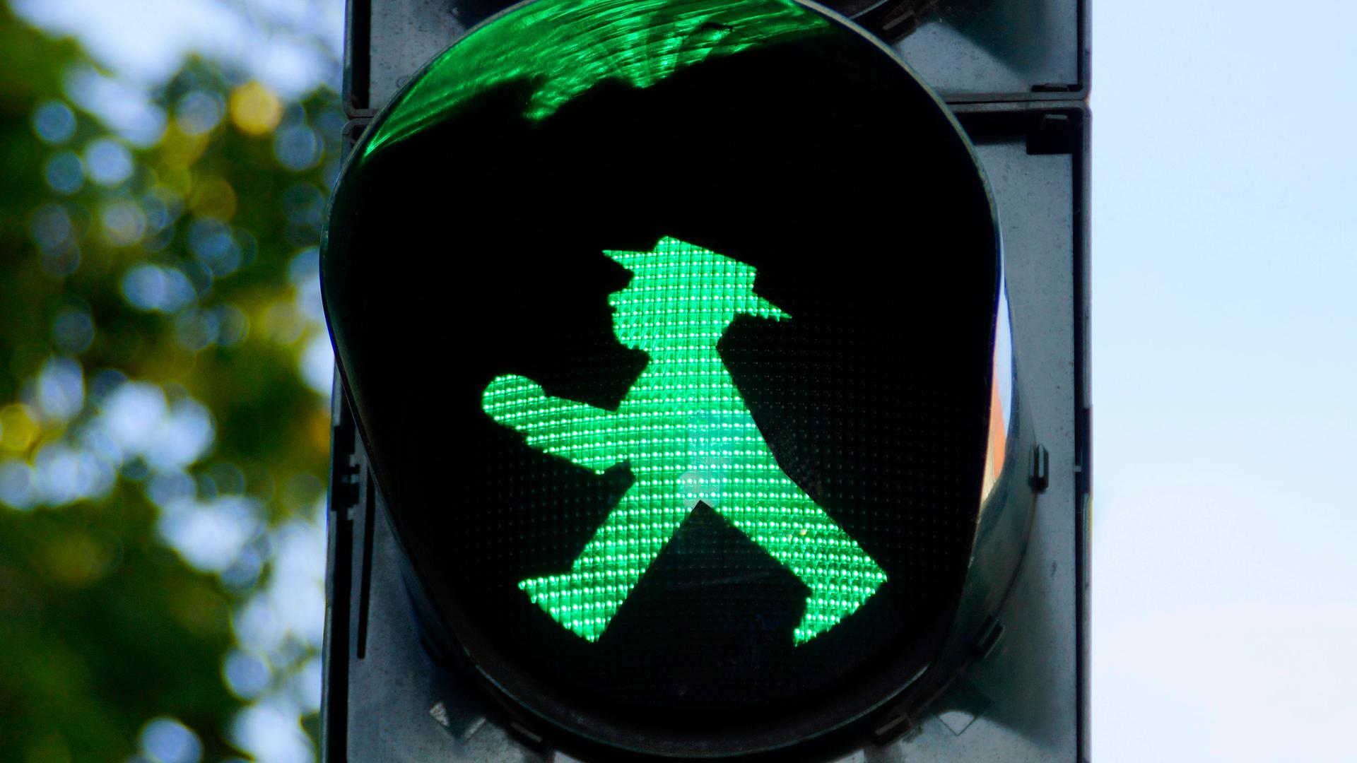 Das Foto zeigt ein grünes Ampelmännchen.