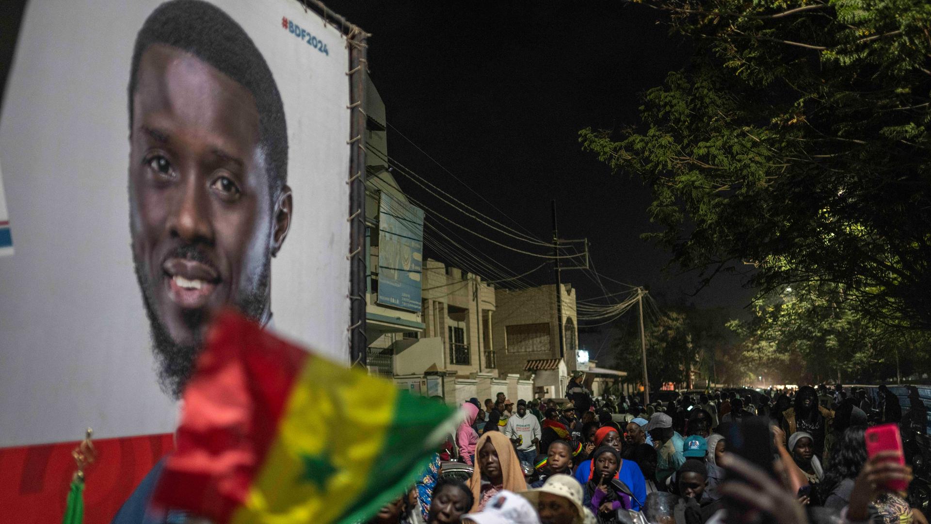Senegal, Dakar: Anhänger des Präsidentschaftskandidaten Faye versammeln sich vor dem Hauptquartier seines Wahlkampfes, während sie auf die Ergebnisse der Präsidentschaftswahlen warten.
