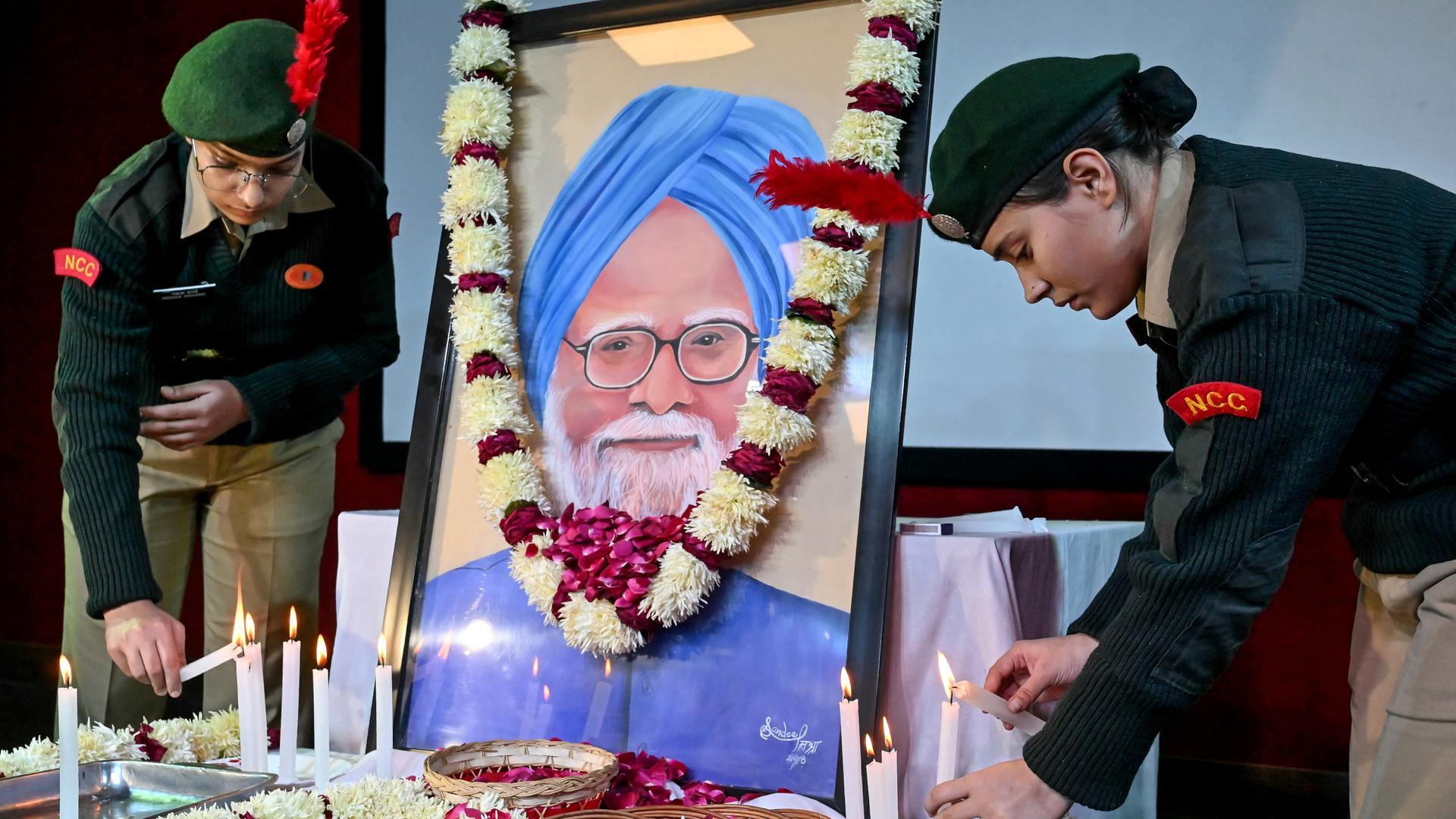 Das Foto zeigt ein blumengeschmücktes Porträt von Manmohan Singh, dem ehemaligen indischen Regierungschef.