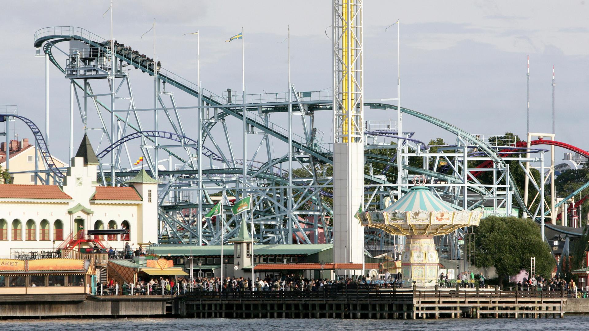 Zu sehen ist die Jetline-Achterbahn im Vergnügungspark "Gröna Lund".