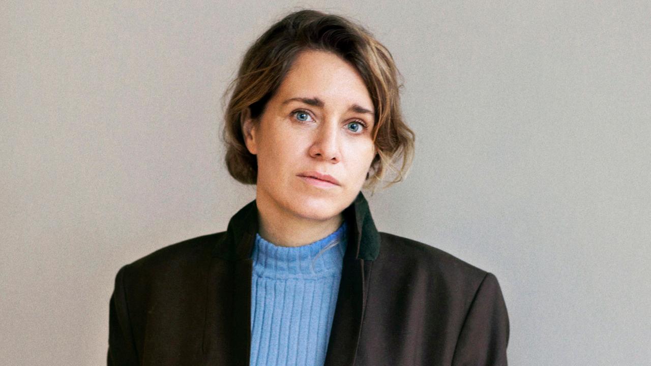 Poträt von Anna Gritz vo einem grauen Hintergund. Poträt von Anna Gritz vo einem grauen Hintergund.
