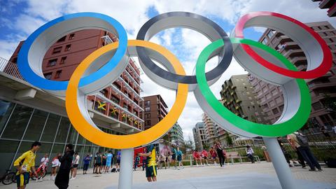 Blick auf Olympischen Ringe im Olympischen Dorf der Athleten in Paris. 