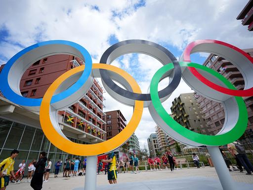 Blick auf Olympischen Ringe im Olympischen Dorf der Athleten in Paris. 