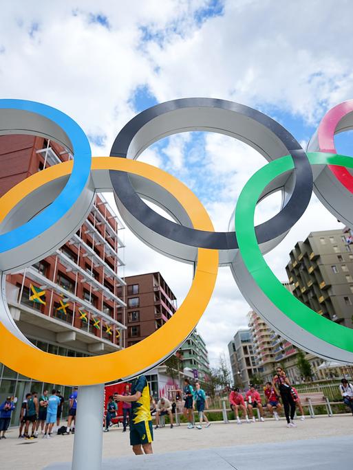 Blick auf Olympischen Ringe im Olympischen Dorf der Athleten in Paris. 