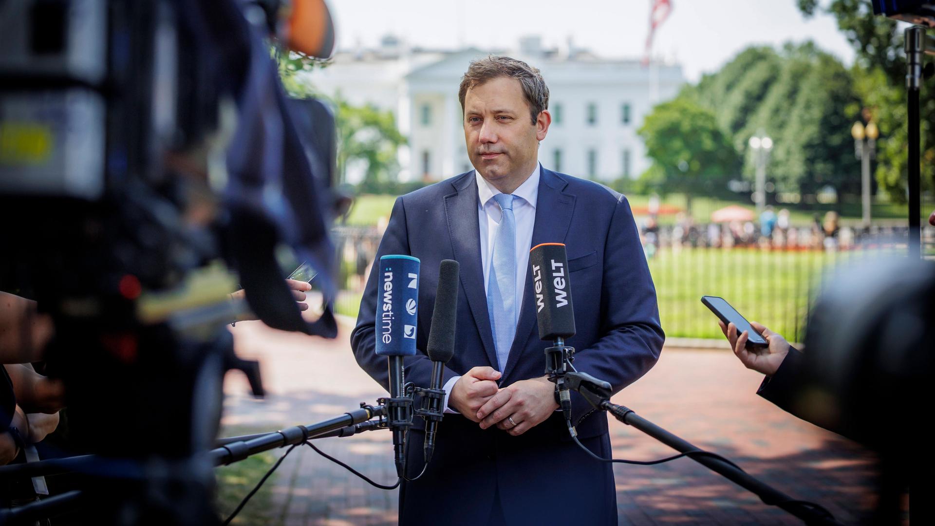 Finanzminister Lars Klingbeil (SPD) spricht vor einer Gruppe von Pressevertretern in den USA.