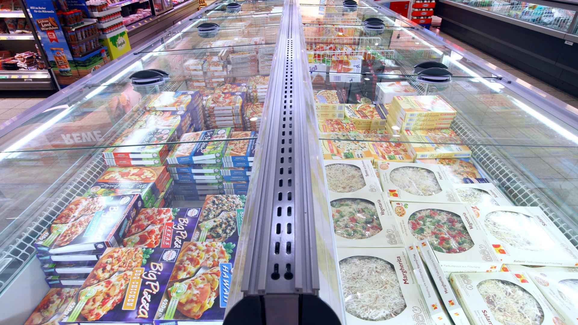 In Tiefkühl-Truhen in einem Supermarkt liegen verschiedene Fertig-Gerichte.
