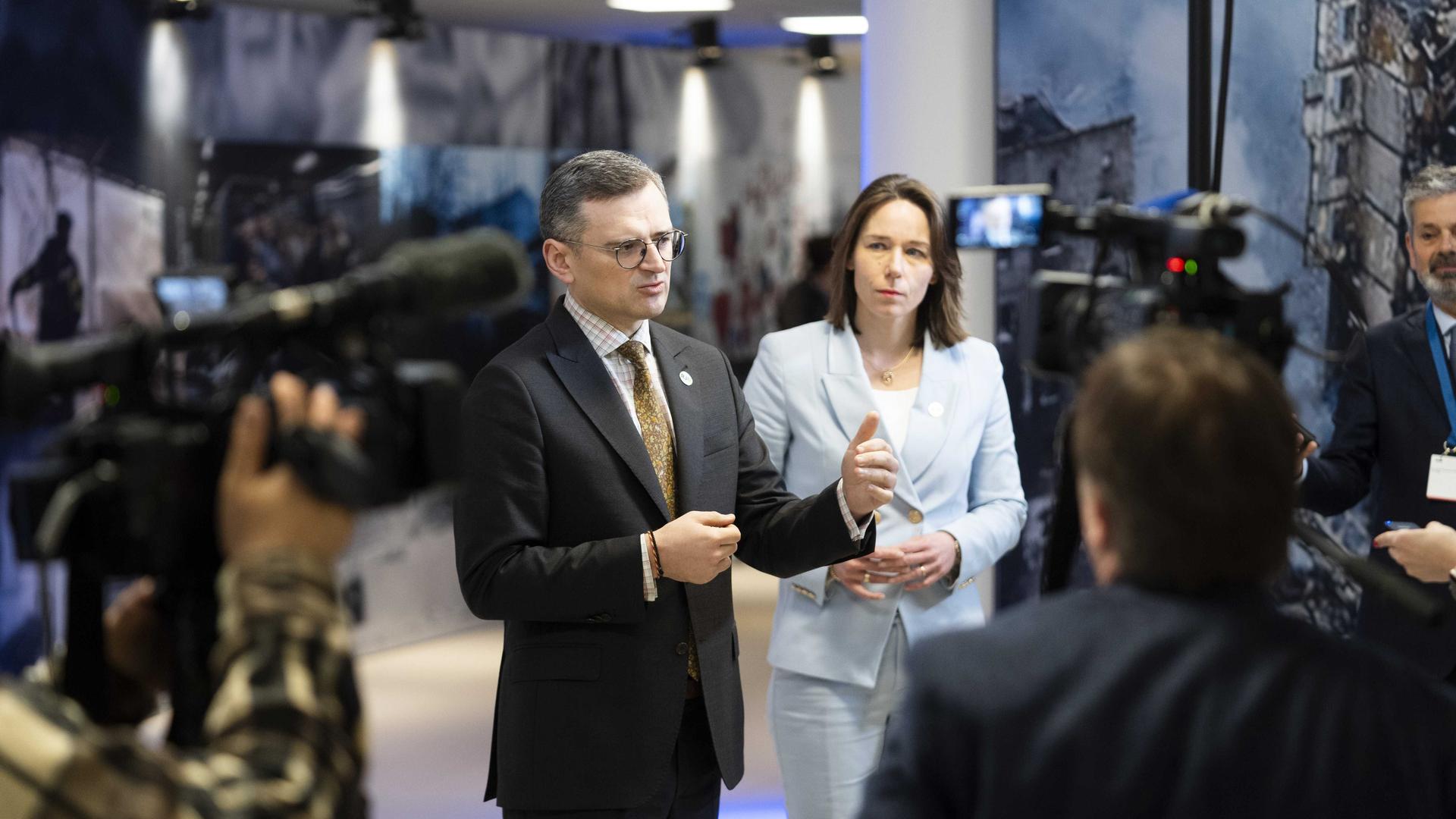 Die niederländische Außenministerin Hanke Bruins Slot und ihr ukrainischer Kollege Dmytro Koelebastehen in Den Haag Journalisten gegenüber.