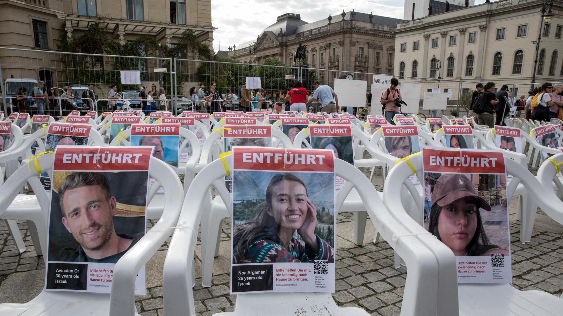 Am 16. Mai 2024 erinnerte eine symbolische Aktion mit Fotos, die auf Stühle aufgebracht wurden, auf dem Bebelplatz in Berlin-Mitte an die israelischen Geiseln, die noch in Hamas-Gefangenschaft sind. 

