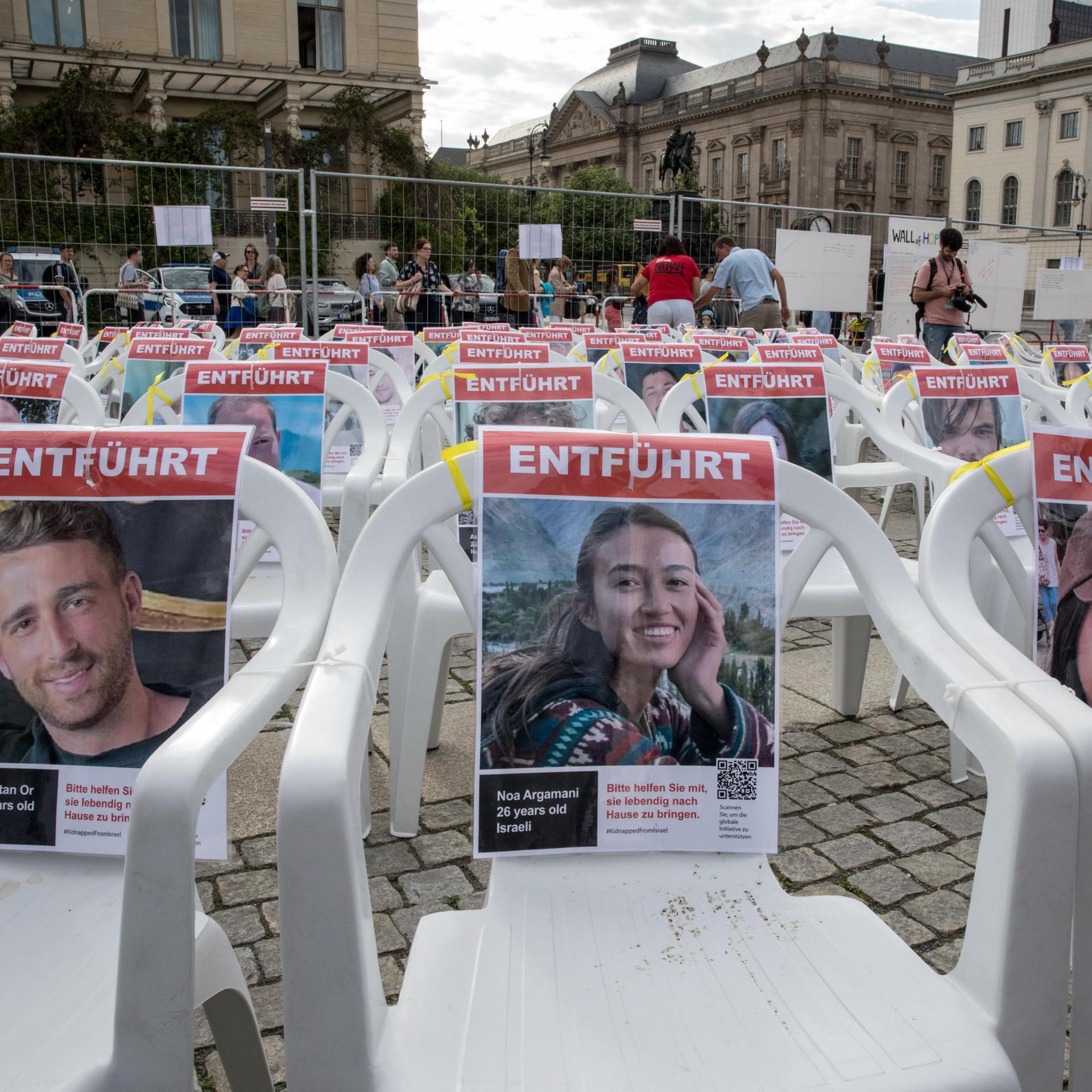 Am 16. Mai 2024 erinnerte eine symbolische Aktion mit Fotos, die auf Stühle aufgebracht wurden, auf dem Bebelplatz in Berlin-Mitte an die israelischen Geiseln, die noch in Hamas-Gefangenschaft sind. 
