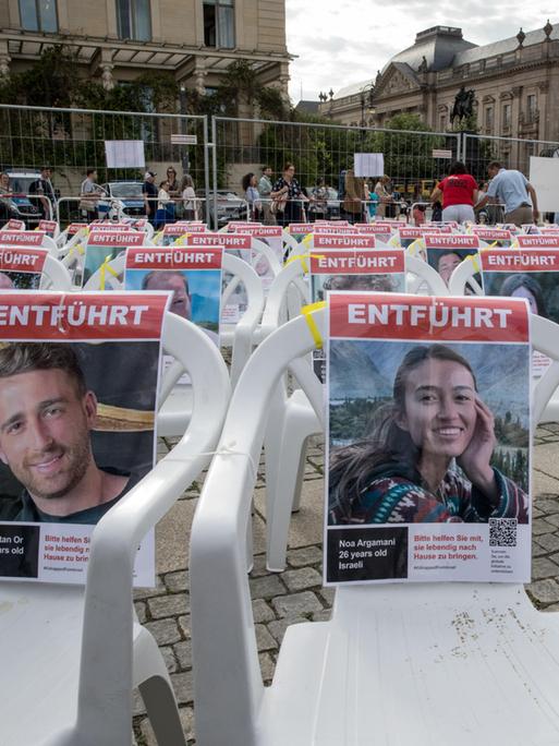 Am 16. Mai 2024 erinnerte eine symbolische Aktion mit Fotos, die auf Stühle aufgebracht wurden, auf dem Bebelplatz in Berlin-Mitte an die israelischen Geiseln, die noch in Hamas-Gefangenschaft sind. 


