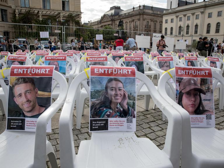 Am 16. Mai 2024 erinnerte eine symbolische Aktion mit Fotos, die auf Stühle aufgebracht wurden, auf dem Bebelplatz in Berlin-Mitte an die israelischen Geiseln, die noch in Hamas-Gefangenschaft sind. 

