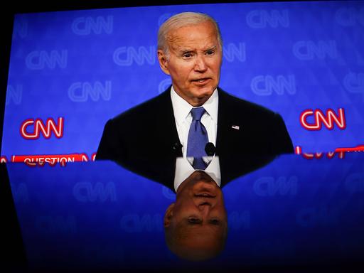 Aufnahme eines Bildschirms auf dem der US-Präsident Joe Biden während des TV-Duells mit seinem Herausforderer Donald Trump zu sehen ist.