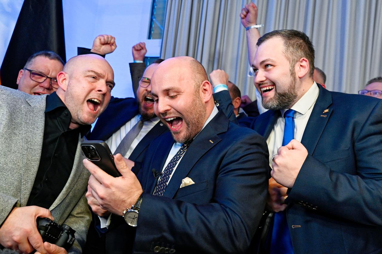 AfD-Spitzenkandidat Markus Frohnmaier und Anhänger jubeln über das Ergebnis der Partei.
